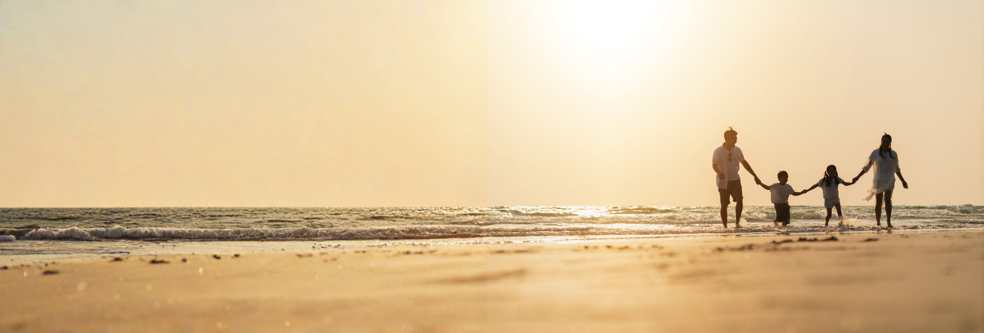 family-beach-holiday-sunset-lifestyle