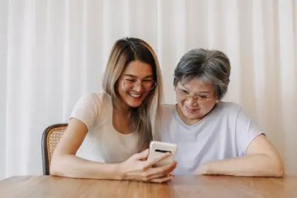 mother-daughter-looking-phone-smiling