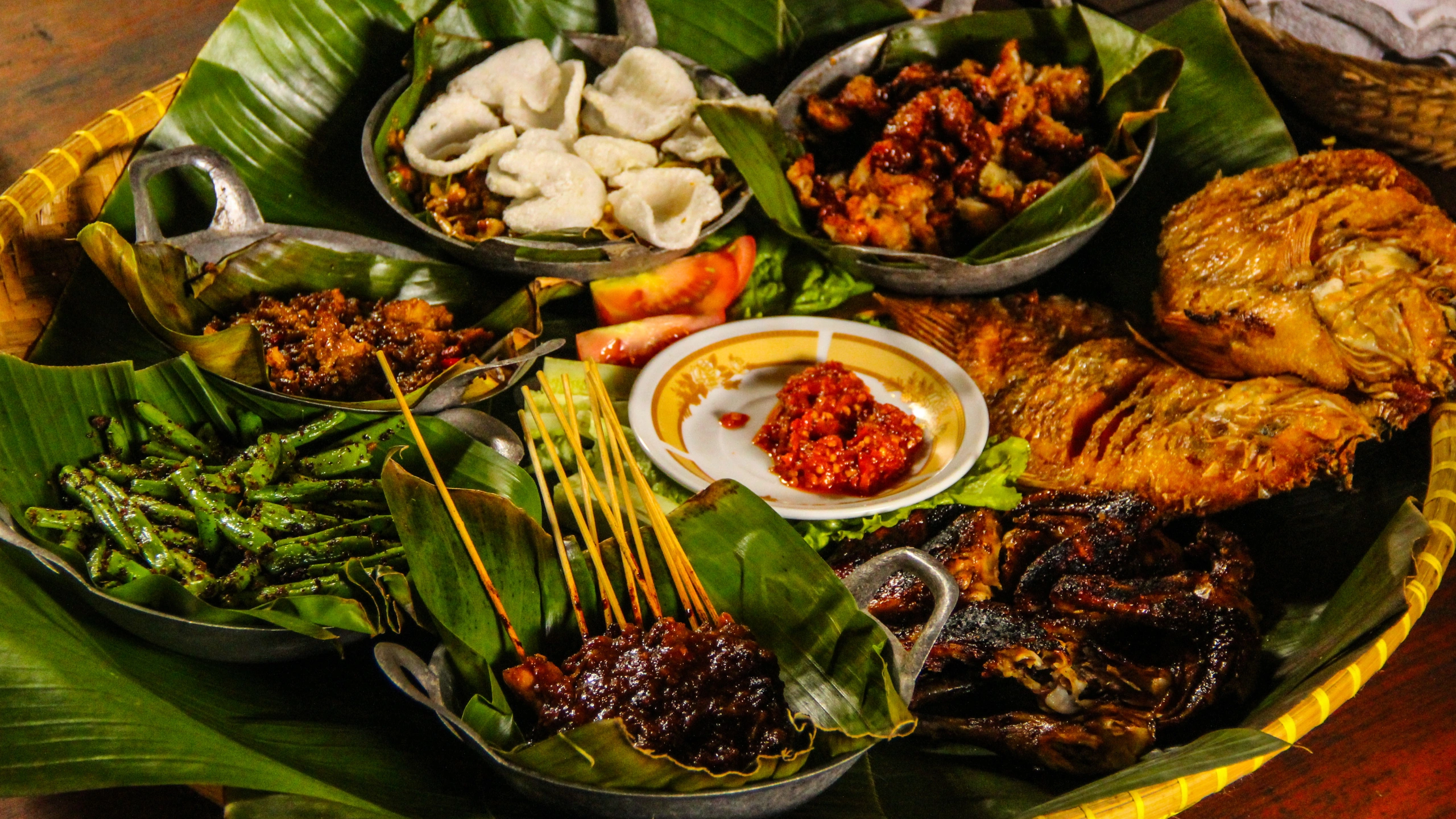 A night market vendor serves flavourful roasted chicken,  

a taste of Indonesia’s vibrant street food scene.
